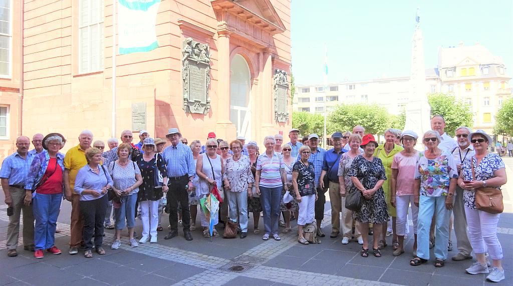 Die Senioren-Union Andernach vor der Paulskirche zum Start der Führung durch die neue Altstadt Frankfurt