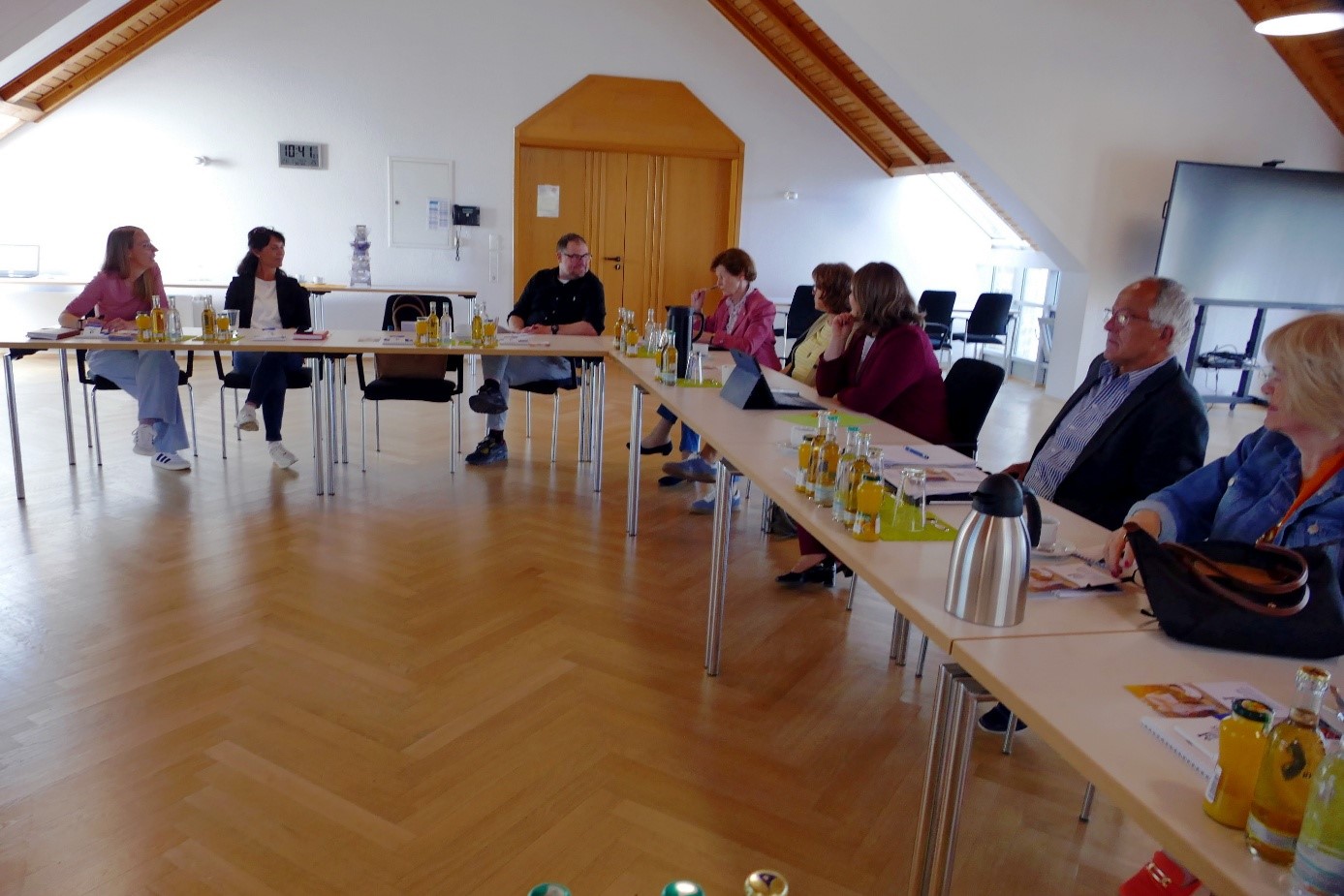 Die stellvertretende Vorsitzende der Senioren Union Westerwaldkreis initiierte ein Gespräch in der Verbandsgemeinde Wirges über die Fachstelle „Gesundheit & Senioren“. Die Hauptlast der Fachstelle tragen drei Fachkräfte (Pflege und Soziale Arbeit) und zwar im Rahmen der Basisarbeit Olga Findling und Sarah Werner und in Bezug auf deren Leitung Benedict Hallerbach. Gemeinsam mit der Bürgermeisterin Alexandra Marzi wird die Fachstelle konzeptionell und auch nach fachlichen und zeitgemäßen Bedarfen weiterentwickelt.